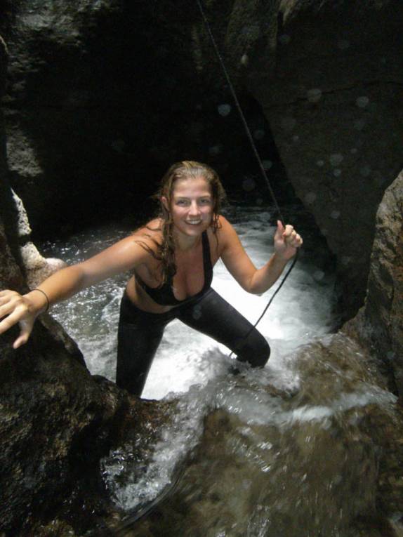 Escalando a primeira cachoeira do Titou Gorge, no Trois Pitons National Park, em Dominica, no Caribe